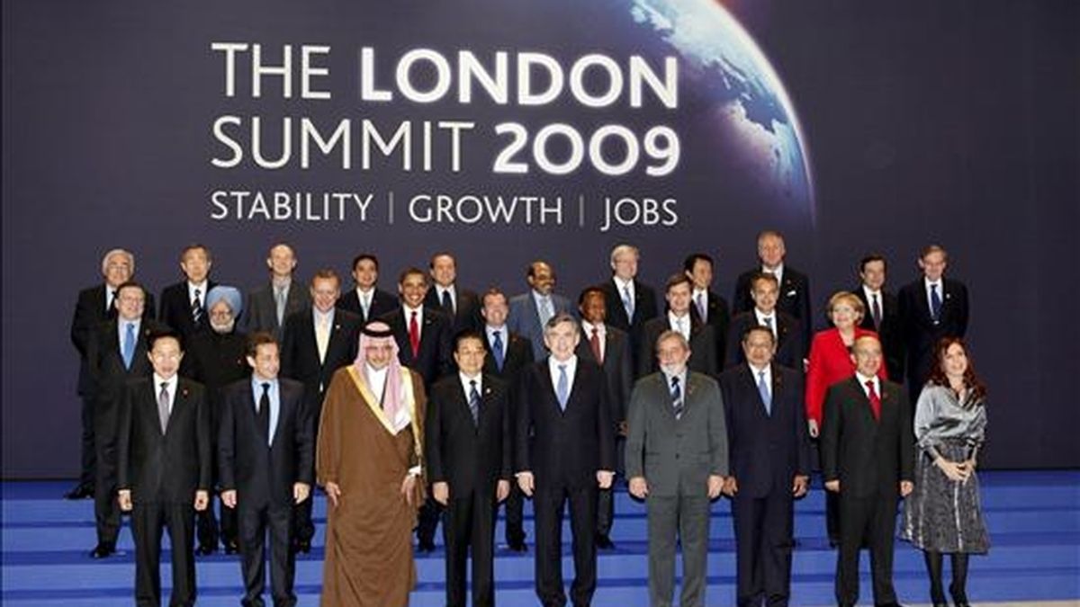 Foto de familia de los líderes del G20, hoy durante el inicio de la Cumbre en el recinto ferial Excel, una zona junto al río Támesis en el este de Londres (Reino Unido) EFE/Handout oficial