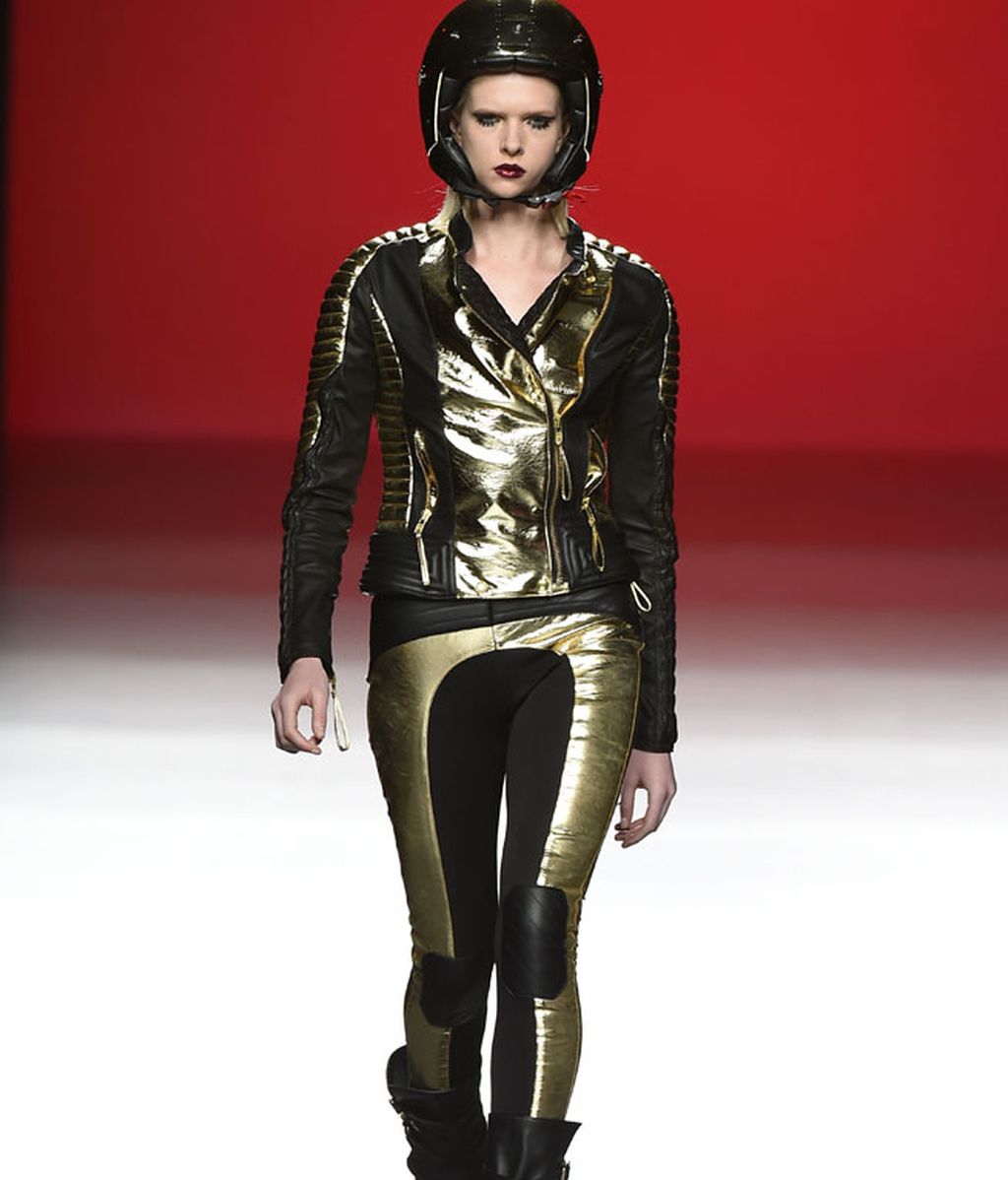 Las moteras más sexies se suben a la pasarela