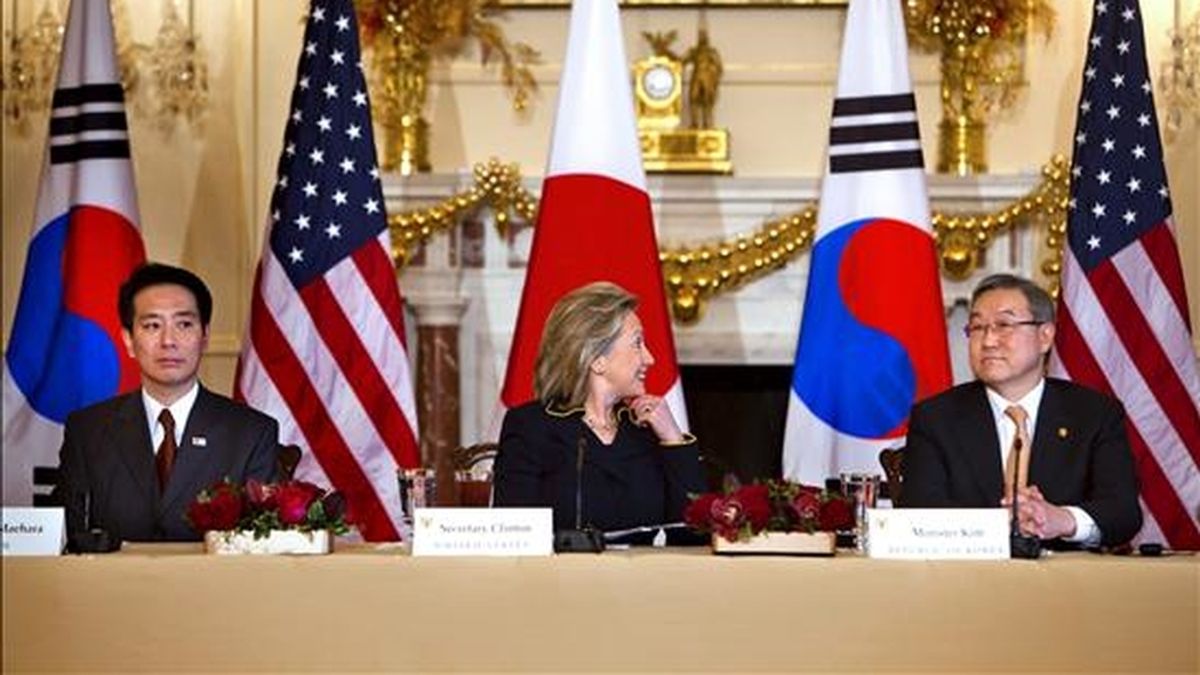 La secretaria de Estado de EEUU, Hillary Clinton, (c), su homólogo surcoreano, Kim Sung-hwan, (d), y el japonés, Seiji Maehara, (i), mantienen un encuentro en Washington para hablar del último incidente en la crisis entre las dos Coreas, el ataque de Pyongyang a la isla de Yeongpyeong. EFE