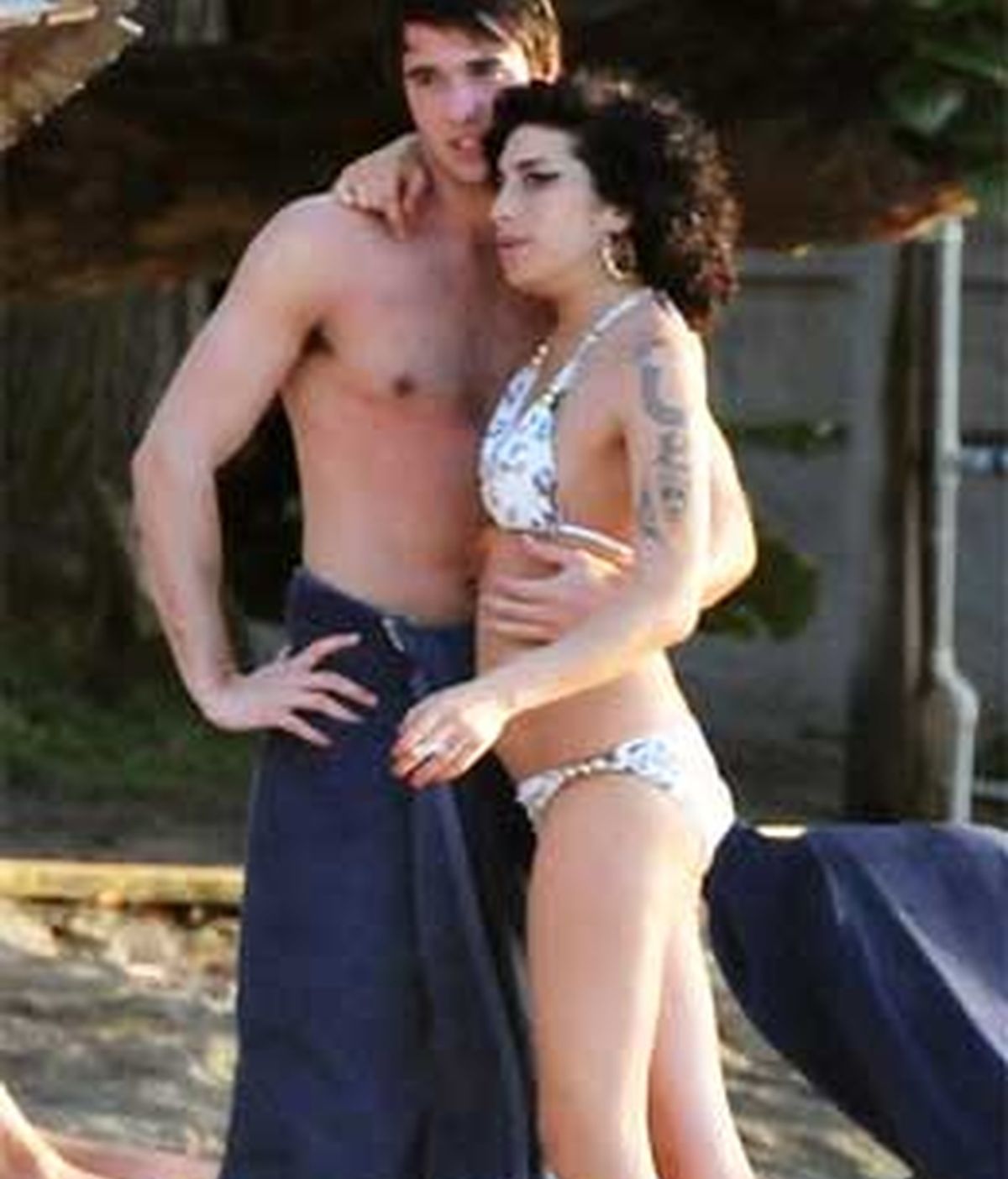 Amy Winehouse parece haber pasado página. En las fotos que publica The Sun aparece junto a un misterioso chico que podría ser su nuevo amor.
