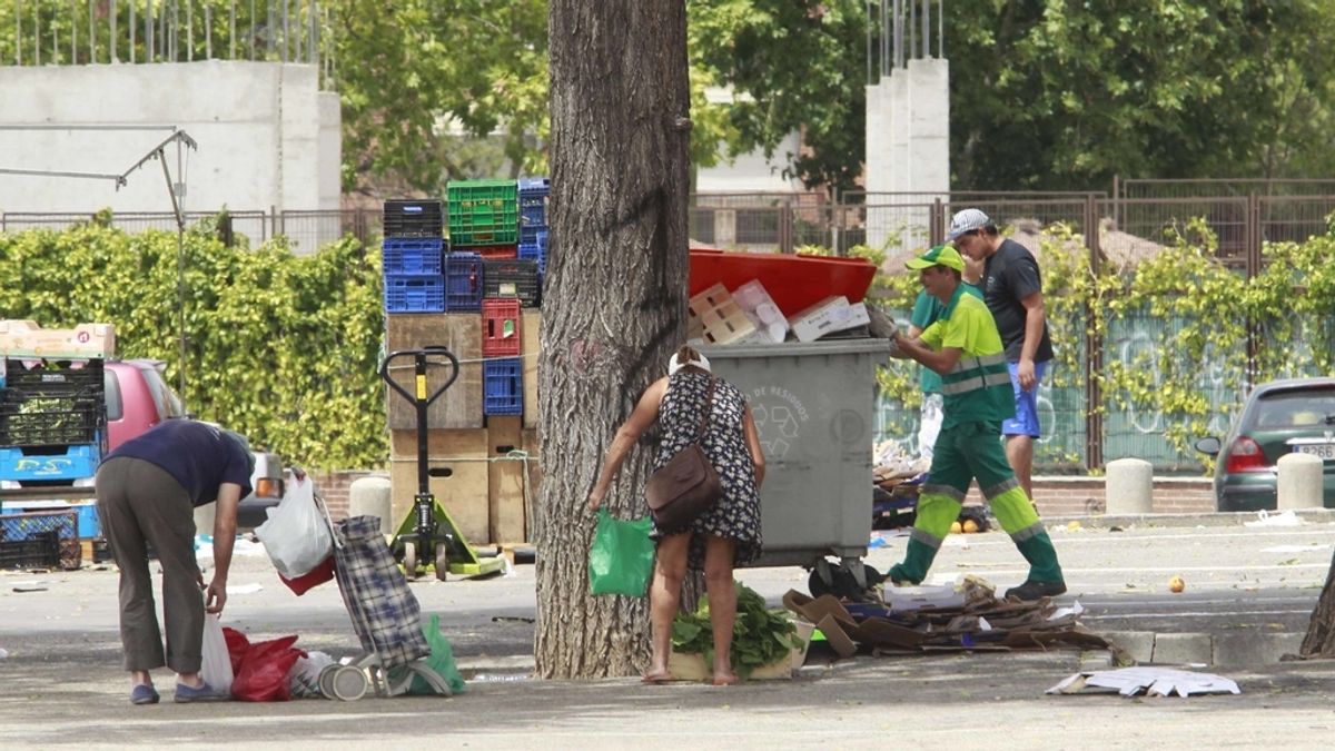 Gente busca comida y ropa en mercadillo de San Blas en Madrid