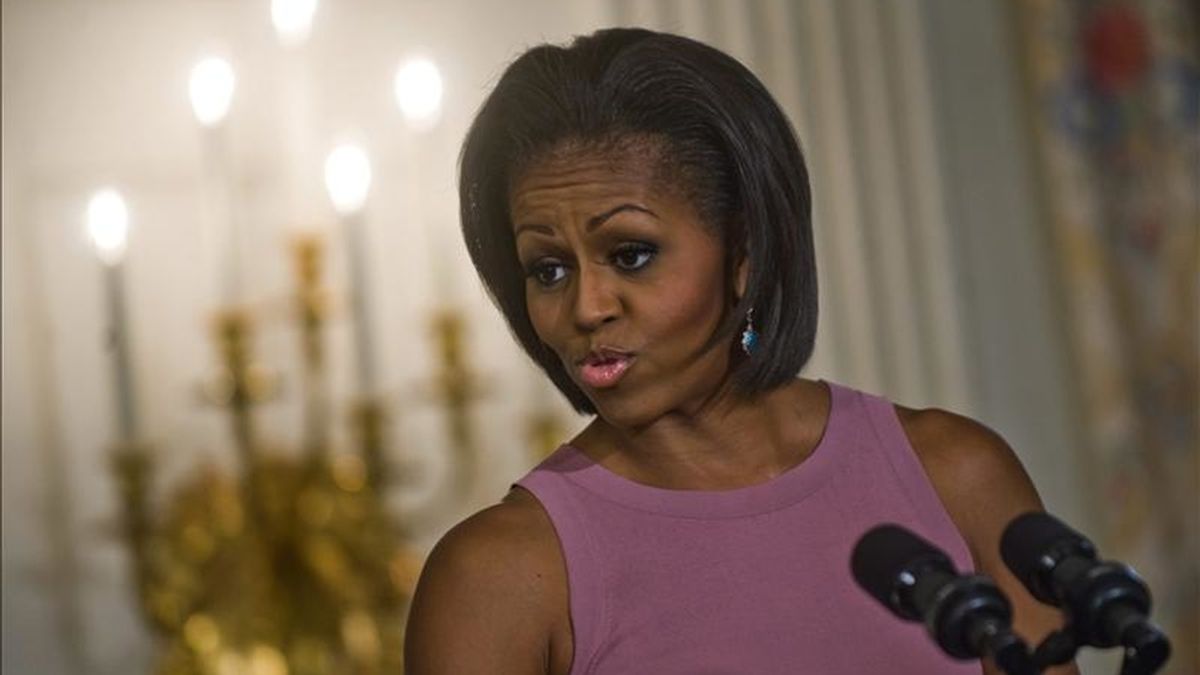 La primera dama estadounidense Michelle Obama habla en un taller de poesía llevado a cabo en la Sala Este de la Casa Blanca en Washington DC (EEUU). Obama destacó un nuevo estudio que revela la importancia de la educación en las artes durante el evento que precede a "La noche de poesía". EFE
