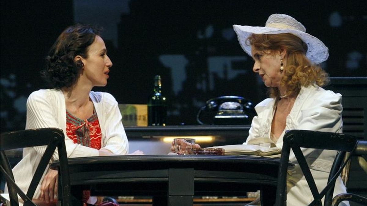 Las actrices Ariadna Gil (i) y Vicky Peña (d) durante el pase gráfico de la versión teatral de "Un tranvía llamado deseo", dirigida por Mario Gas y que se representará en el Teatro Español. EFE