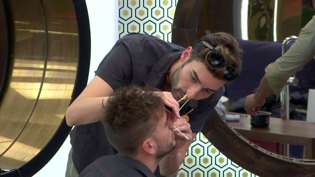 Y comenzaban los preparativos. La sesión de belleza ganadora la llevaban a cabo los chicos. Miguel ha depilado con cera los orificios nasales de Rodri, Alain se unía de paso.