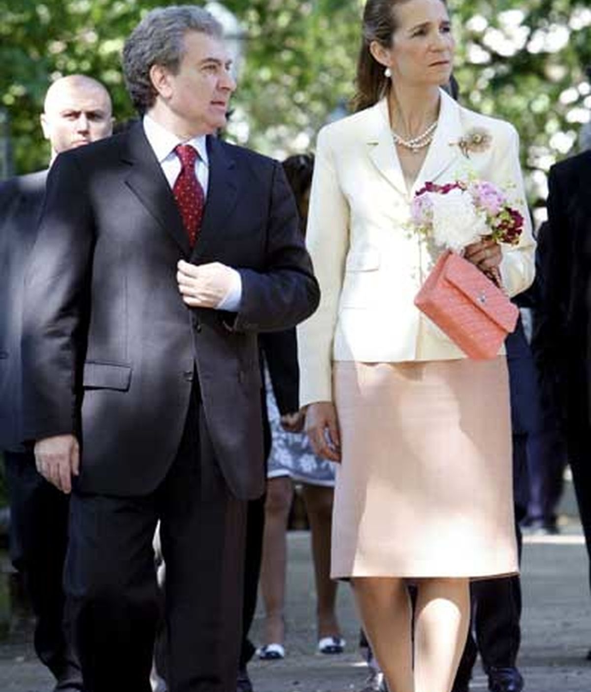 La Infanta Elena recorre junto al ministro de Cultura, César Antonio Molina, el Jardín Botánico. Foto: EFE