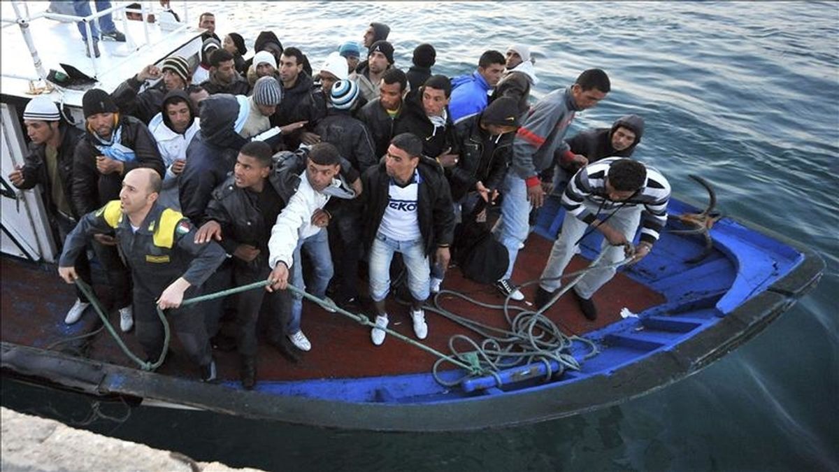 Inmigrantes tunecinos llegan en un bote a la isla italiana de Lampedusa, el 12 de abril de 2011. EFE
