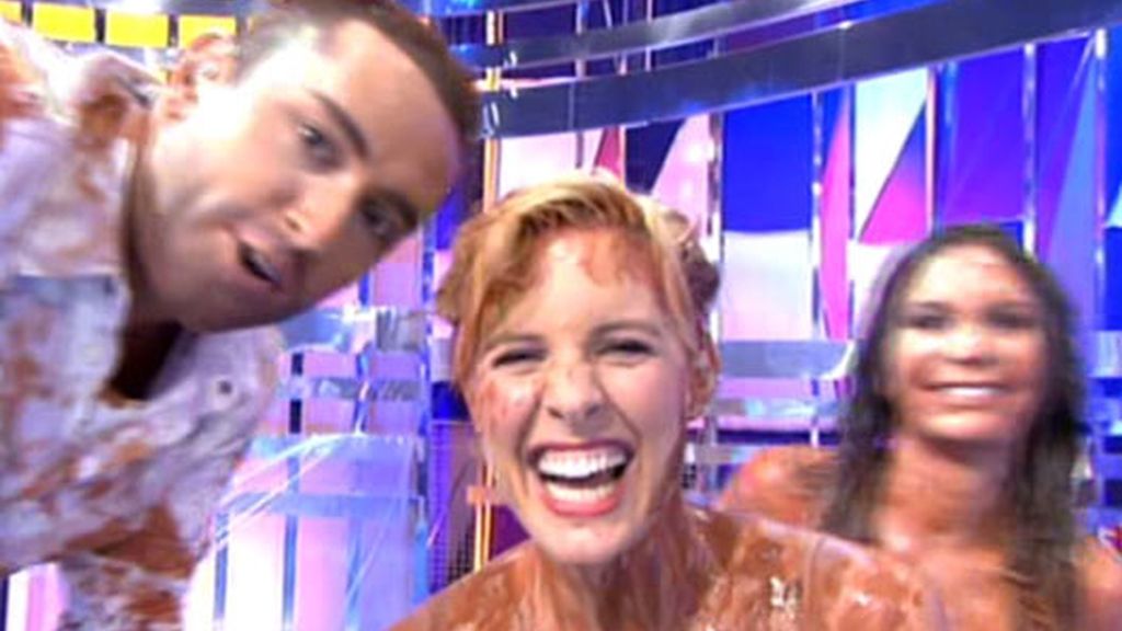 Tania Llasera se quita la ropa y se tira al barro con Yola Berrocal