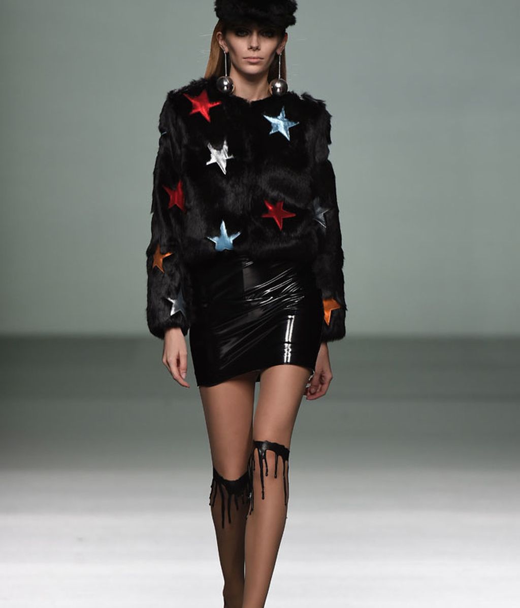 Tejidos metalizados, plastificados y silueta urbana