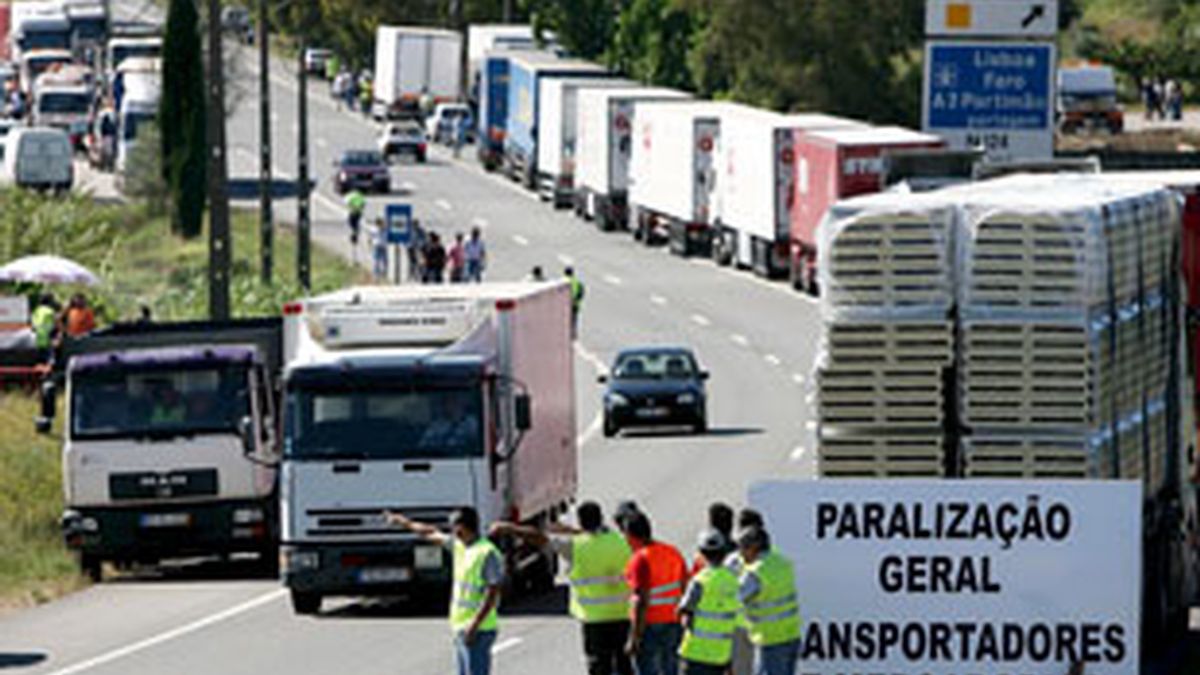 Transportistas bloquean el paso de un compañero para advertirle que pare durante el corte de carreteras montado en Porto Alto, cerca de Lisboa (Portugal). Foto: EFE.