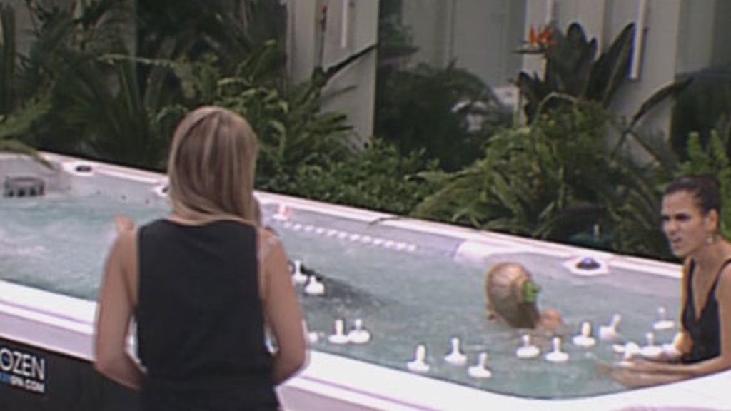 Las chicas estrenan el jacuzzi de GH12