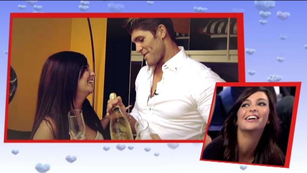 Cena romántica, brindis y velas