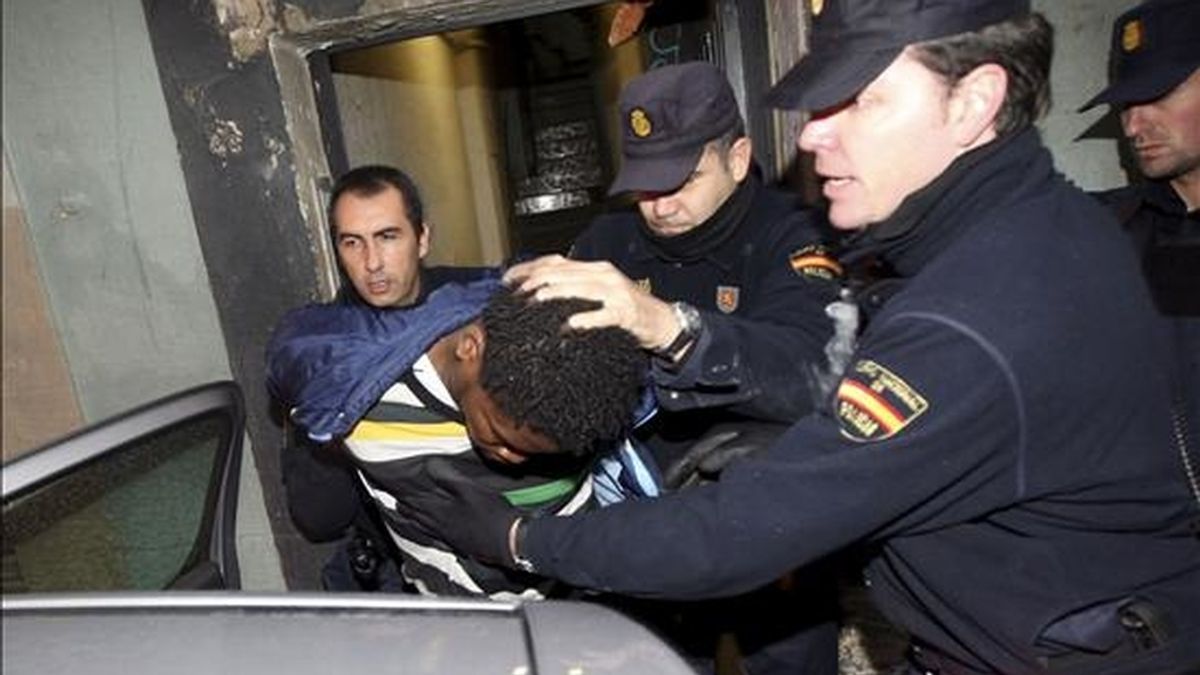 Miembros de la Policia Nacional detienen a un joven tras el registro de una vivienda en la calle Carretas de Barcelona durante la operación antiterrorista que se lleva a cabo en el barrio del Raval desde esta madrugada. EFE