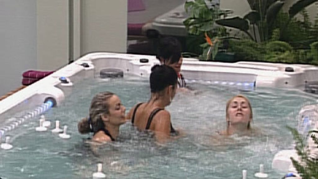 Las chicas estrenan el jacuzzi de GH12