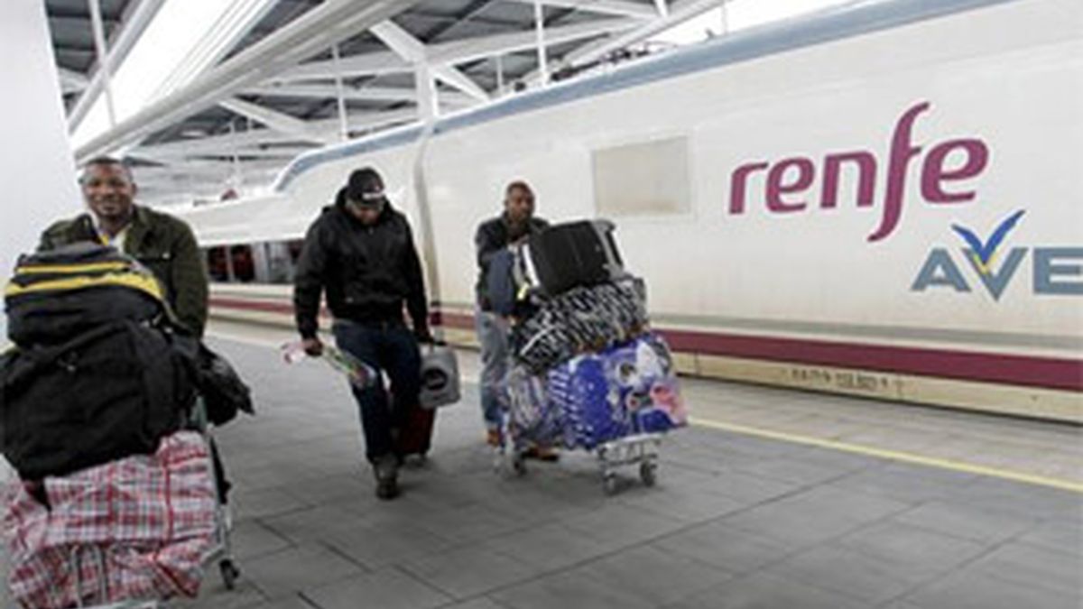 Los primeros viajeros del AVE Madrid-Valencia llegan procedentes de la capital- Vídeo: Informativos Telecinco Los primeros viajeros del AVE Madrid-Valencia llegan procedentes de la capital- Vídeo: Informativos Telecinco