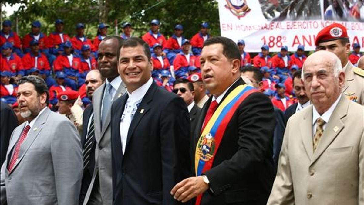 El presidente venezolano, Hugo Chávez (2d), camina junto a su homólogo ecuatoriano, Rafael Correa (c), durante el desfile militar para conmemorar el 188 Aniversario de la Batalla de Carabobo en esta ciudad venezolana. EFE