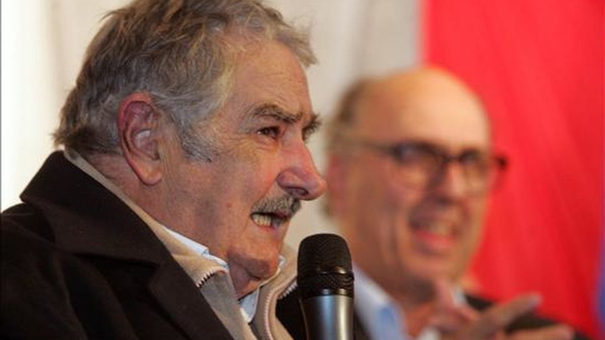El candidato presidencial del Frente Amplio, José Mujica, pronuncia un discurso en Montevideo (Uruguay), tras resultar vencedor en las elecciones internas de los partidos políticos. EFE