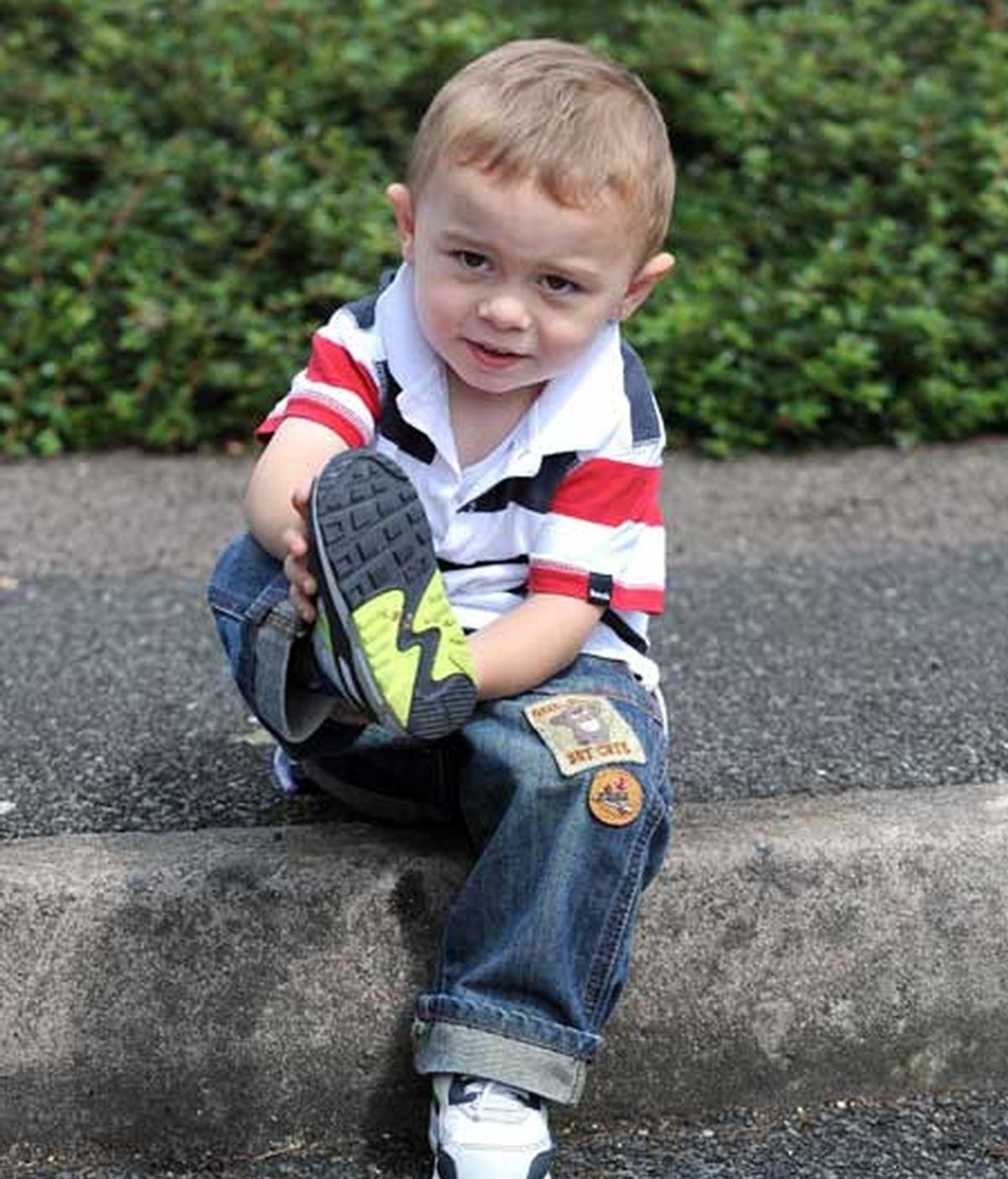 Tyler Stone de dos años con las zapatillas que le protegieron de la descarga electrica Foto: Iberpress