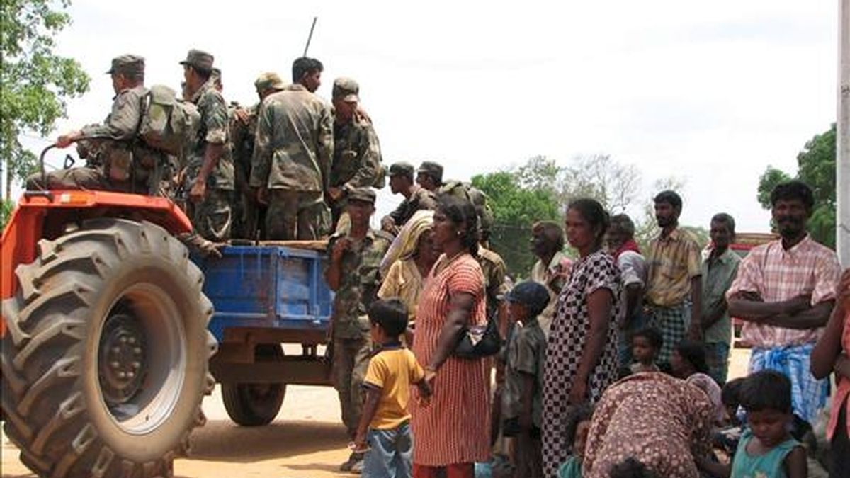Civiles recién liberados por el ejército de Sri Lanka tras ser secuestrados por la línea defensiva de los Tigres para la Liberación de la Patria Tamil (LTTE) esperan recibir alimentos y ayuda, en el punto fronterizo entre Omanthai y Vavuniya, a 274 kms al norte de Colombo. EFE