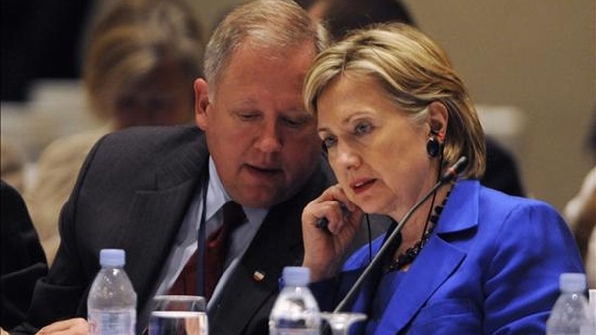 La secretaria de Estado de EEUU, Hillary Clinton, conversa con el secretario adjunto para Asuntos del Hemisferio Occidental, Thomas Shannon, durante la segunda reunión de la iniciativa "Caminos para la prosperidad". EFE