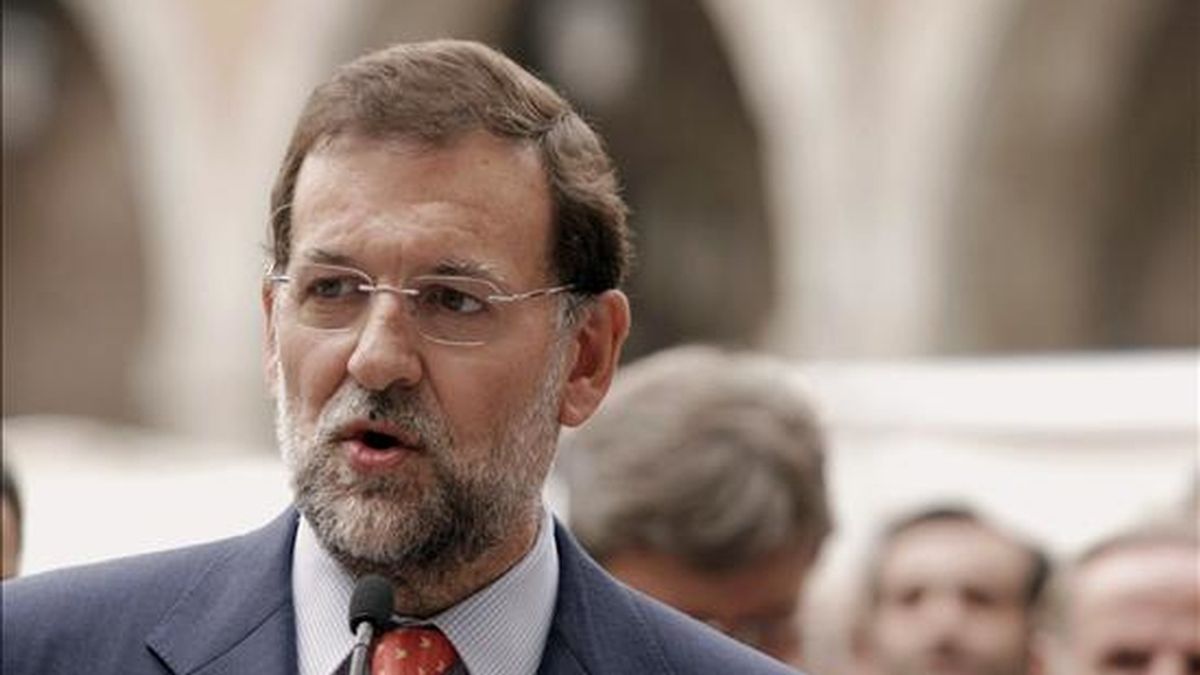 El presidente del PP, Mariano Rajoy, durante una visita en el año 2007 a Ávila. EFE/Archivo