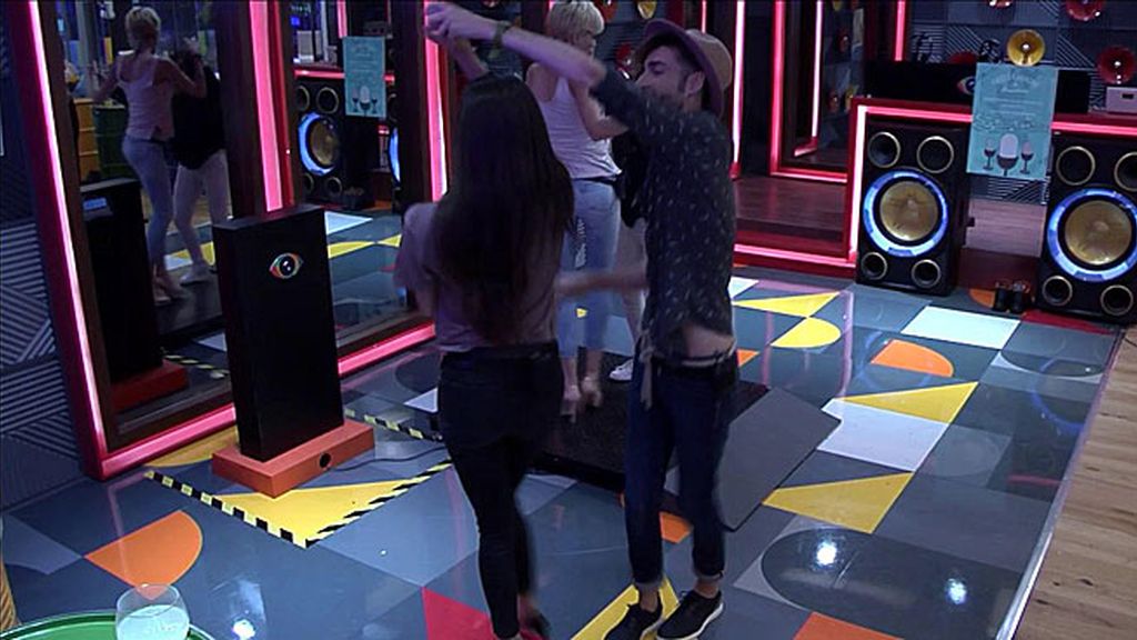 Miguel y Adara, del odio al baile sensual