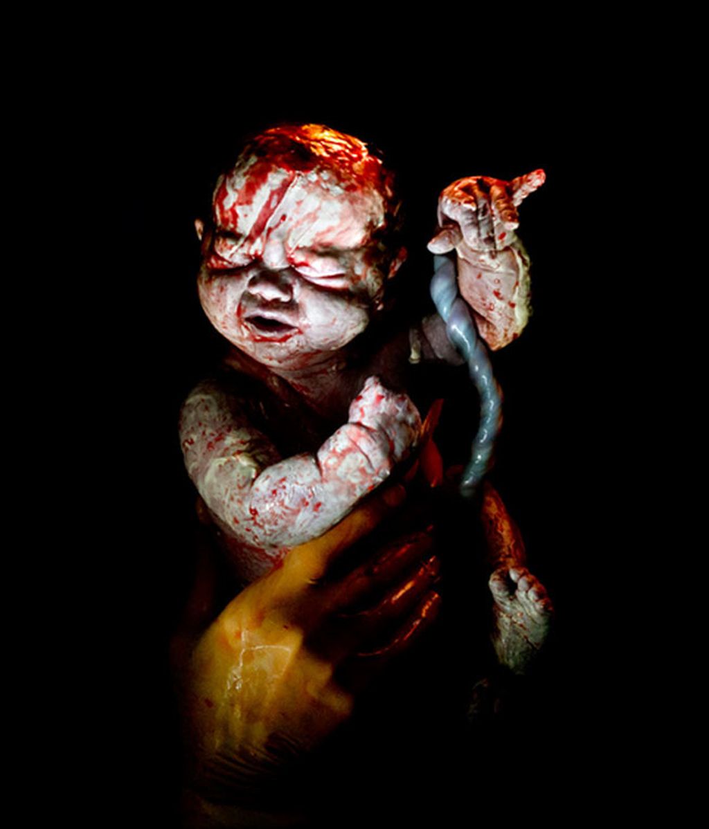 Christian Berthelot presenta "César", bebés fotografiados segundos después de nacer