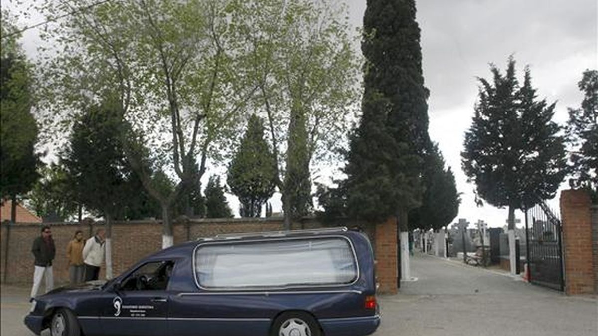 Llegada al cementerio de Humanes del vehículo fúnebre que traslada el cadáver de la mujer de 54 años que murió el Viernes Santo presuntamente a manos de su marido en la localidad cacereña de Valencia de Alcántara. EFE