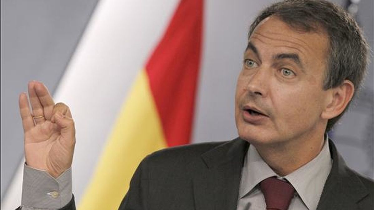 El presidente del Gobierno, José Luis Rodríguez Zapatero, durante la rueda de prensa que ofreció al término de la reunión del Consejo de Ministros, en la que hizo balance de la gestión de su gabinete en la primera mitad del año, en el Palacio de la Moncloa. EFE