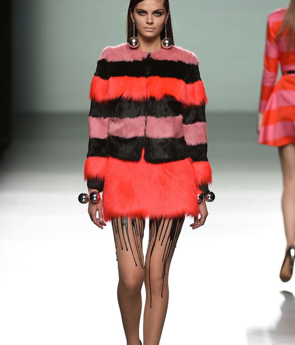 Tejidos metalizados, plastificados y silueta urbana