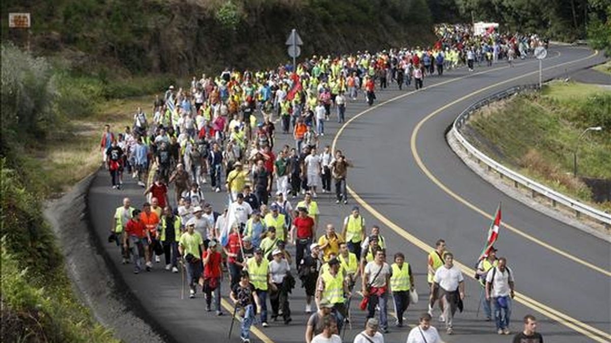 Unos dos mil trabajadores del metal de la comarca de Vigo y Pontevedra han iniciado una marcha a Santiago de Compostela para solicitarle a la Xunta de Galicia más implicación en la solución del conflicto del Metal. EFE