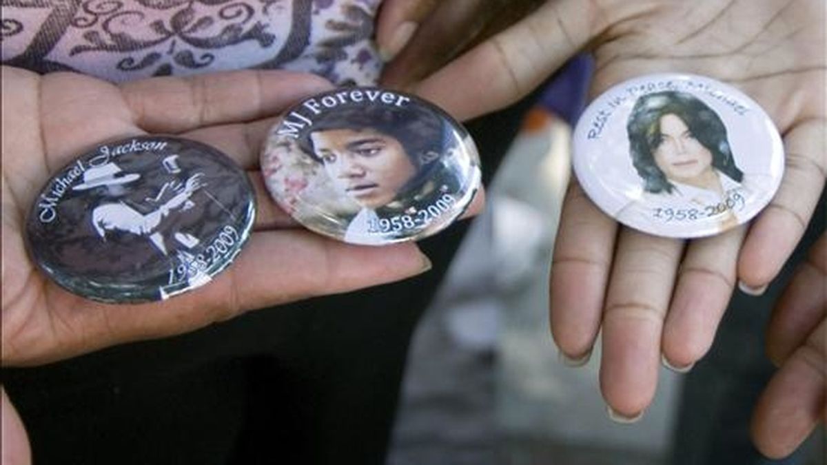 Seguidores del fallecido cantante estadounidense Michael Jackson muestran botones con su imagen, a la entrada de los Premios BET en el Auditorio Shrine de Los Ángeles, California (EEUU). EFE