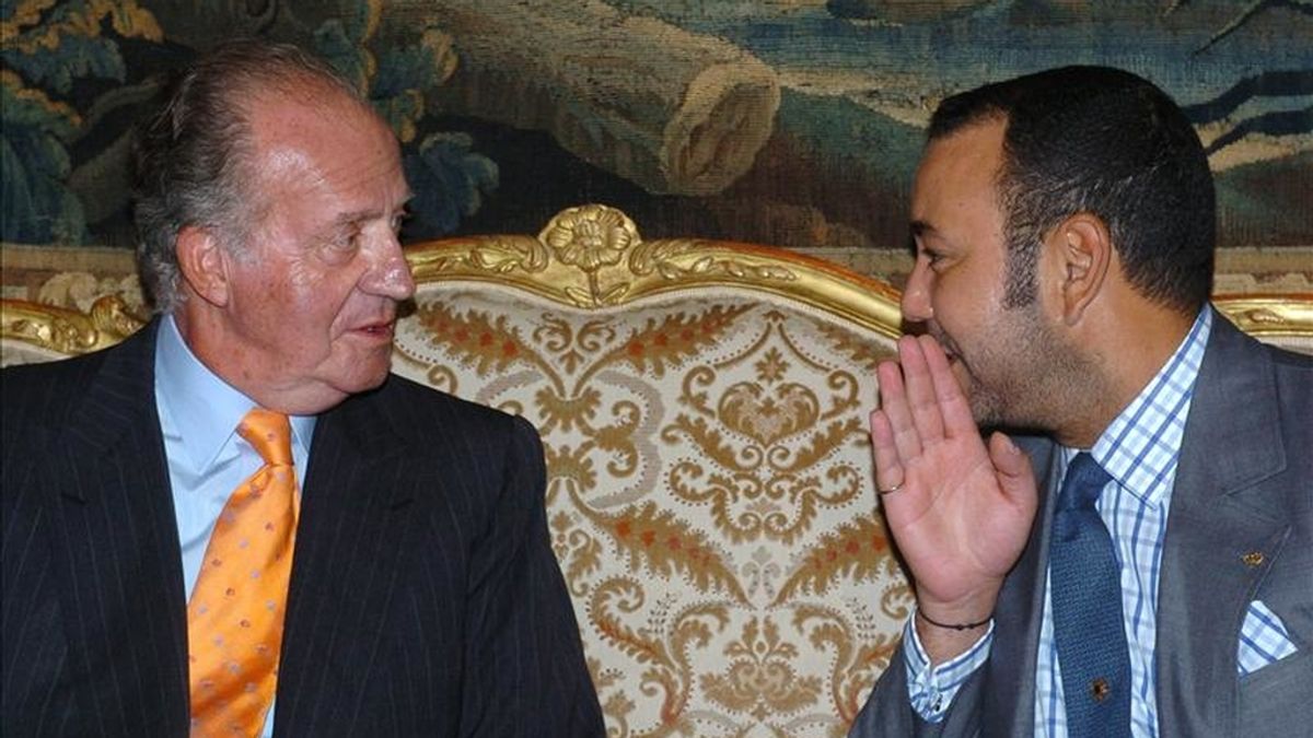 El rey Juan Carlos I escucha una confidencia del monarca de Marruecos, Mohamed VI durante el encuentro en Casablanca. EFE/Archivo