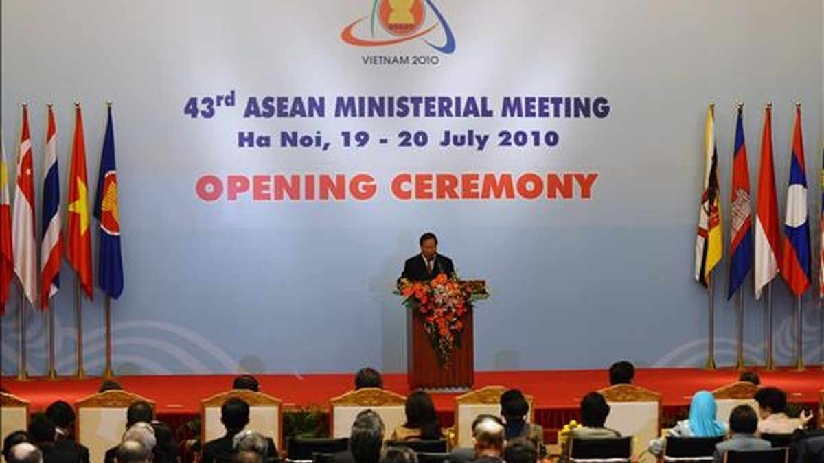 El ministro de Relaciones Exteriores de Vietnam, Pham Gia Khiem, pronuncia un discurso hoy, durante la inauguración de la edición 43 de la reunión ministerial de los ministros de Exteriores de la Asociación de Naciones del Sudeste Asiático (ASEAN) en Hanoi (Vietnam). EFE