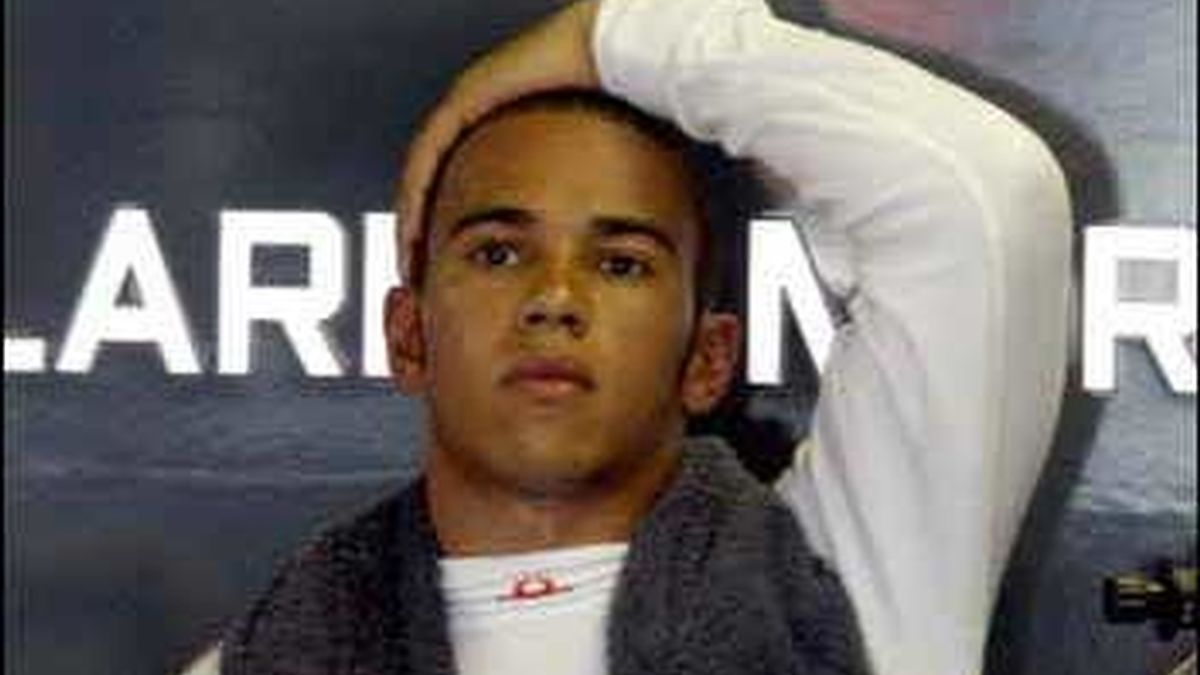 Lewis Hamilton en el box de McLaren después de chocar con Raikkonen. Foto: EFE
