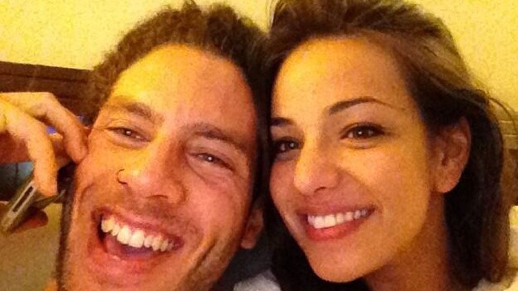 El álbum de los muñecos fuera de la casa