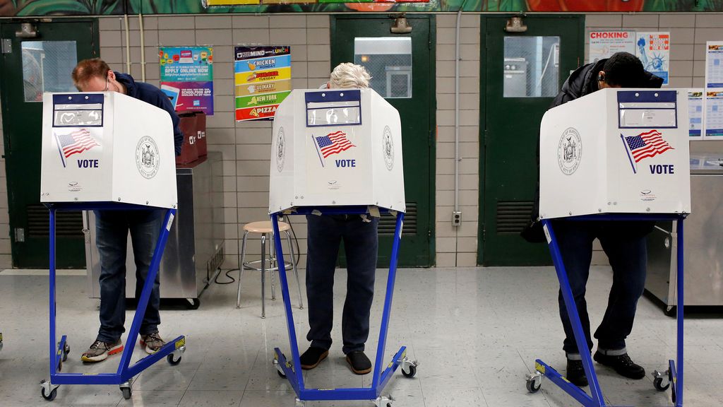Gente rellenando sus papeletas en un colegio de Manhattan, en Nueva York