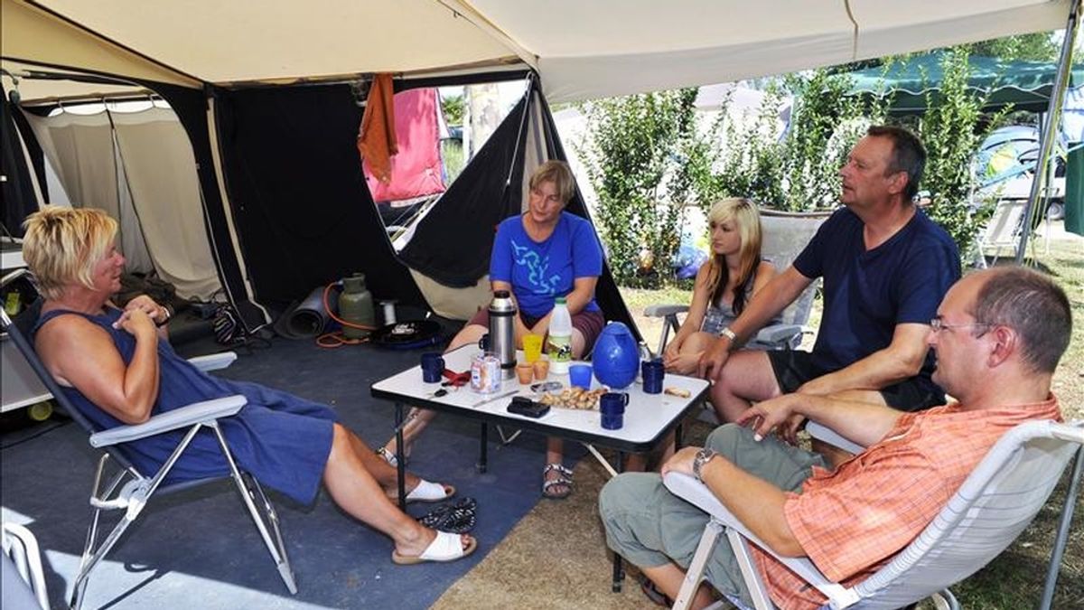 Un grupo de veraneantes reunidos alrededor de sus caravanas en un popular camping de Sant Pere Pescador, en Girona. EFE/Archivo