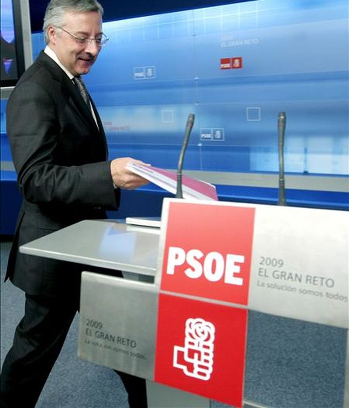 El vicesecretario general del PSOE, José Blanco, antes de la rueda de prensa que ofreció el pasado 26 de enero, tras la reunión de la Comisión Ejecutiva Federal. EFE
