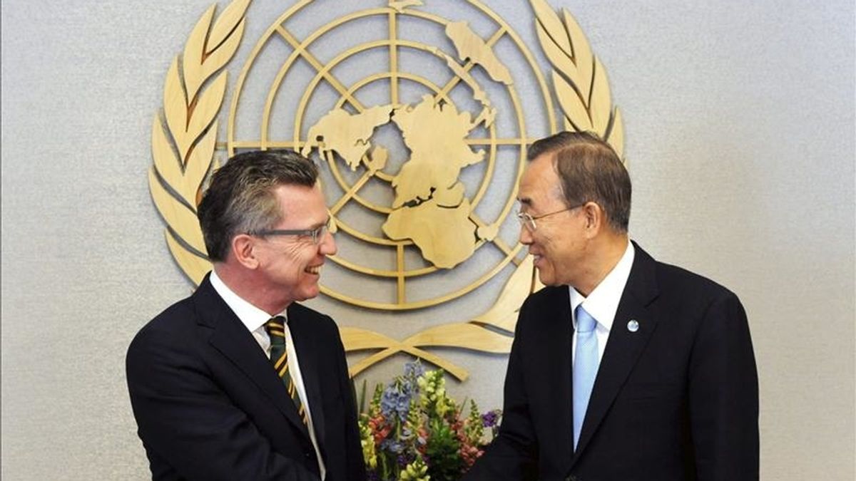 NUEVA YORK.- El ministro alemán de Defensa, Thomas de Maizière, es recibido por el secretario general de Naciones Unidas, Ban Ki-moon, en la sede de la ONU en Nueva York. EFE