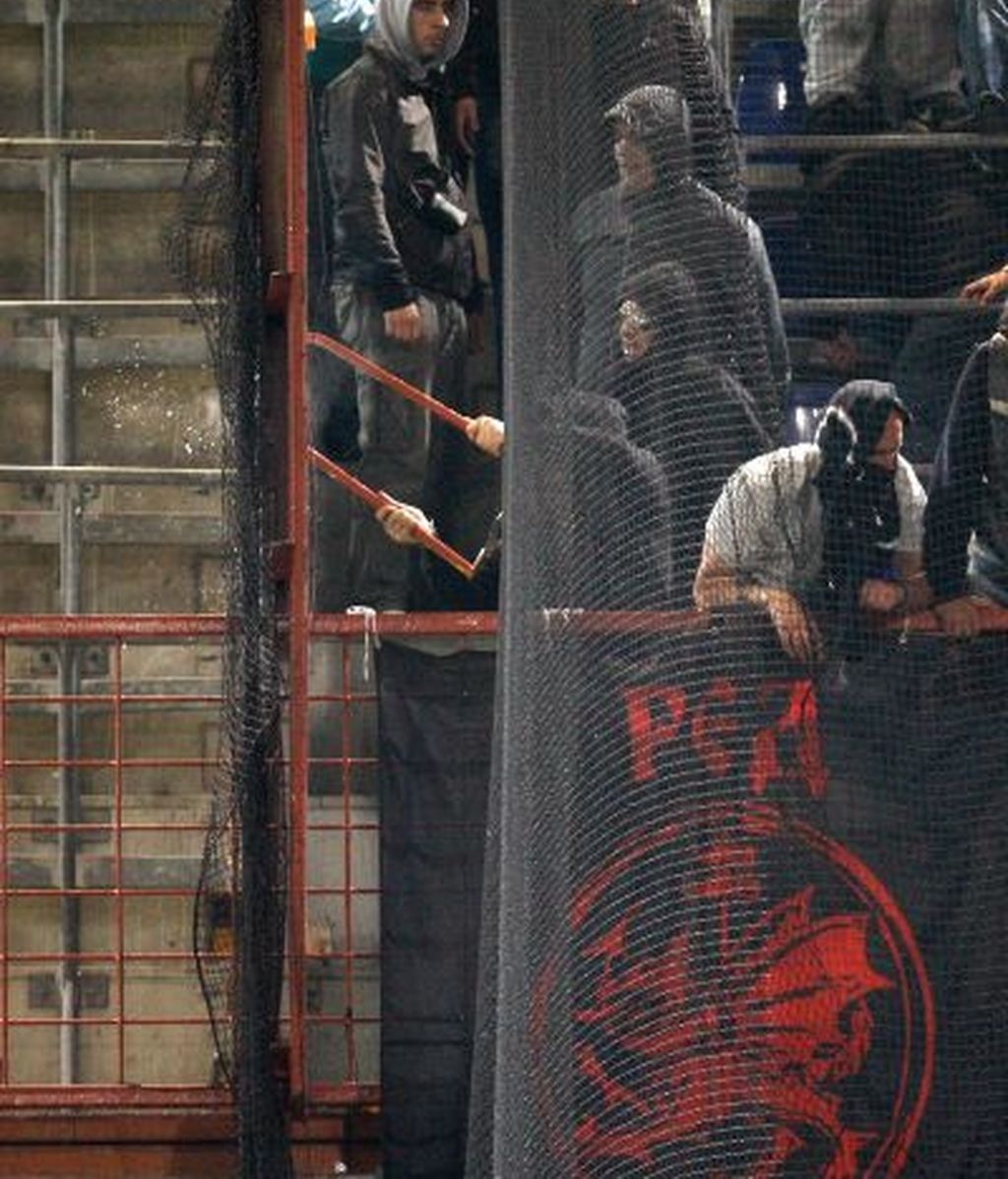 Los ultras serbios revientan el Italia-Serbia y destrozan Génova