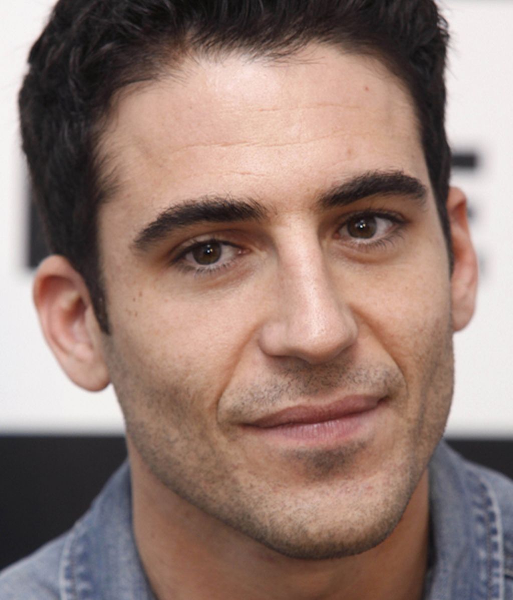 El actor Miguel Ángel Silvestre se pone gafas