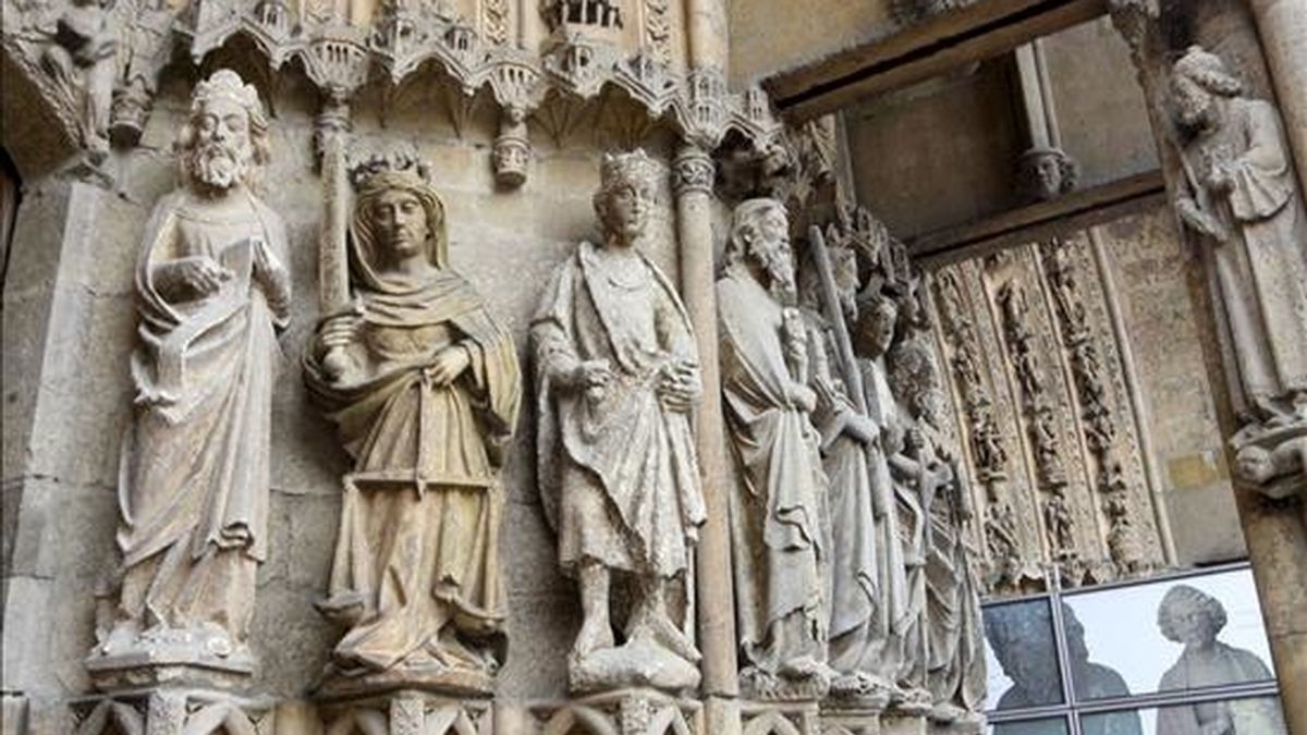 El día 1 de julio las estatuas góticas de la portada de la catedral de León inician un peregrinaje que las alejará de sus antiguos pedestales durante, al menos, quince meses, para tratar de detener el desgaste producido por las inclemencias del tiempo. EFE