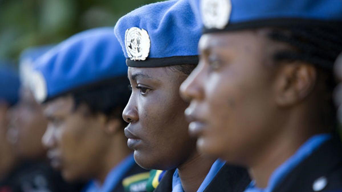 Los 'cascos azules' asisten al funeral de su compañero. Foto: AP