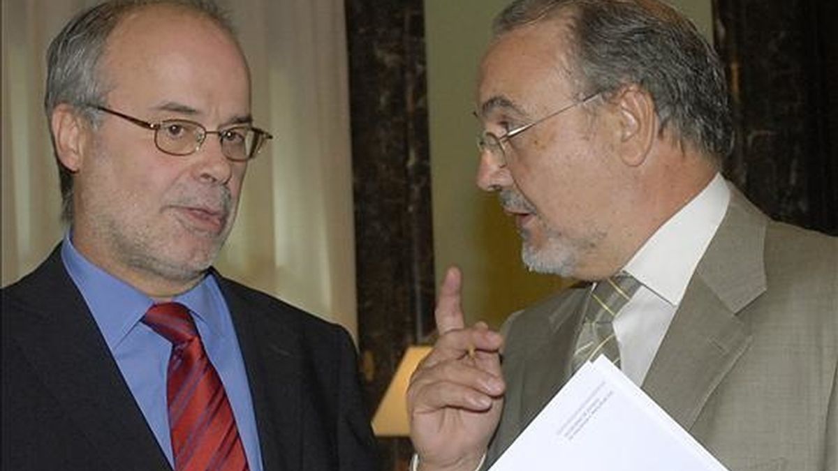 El ministro de Economía y Hacienda, Pedro Solbes, tras una entrevista mantenida con el conseller de Economía, Antoni Castells (i), en septiembre. EFE/Archivo