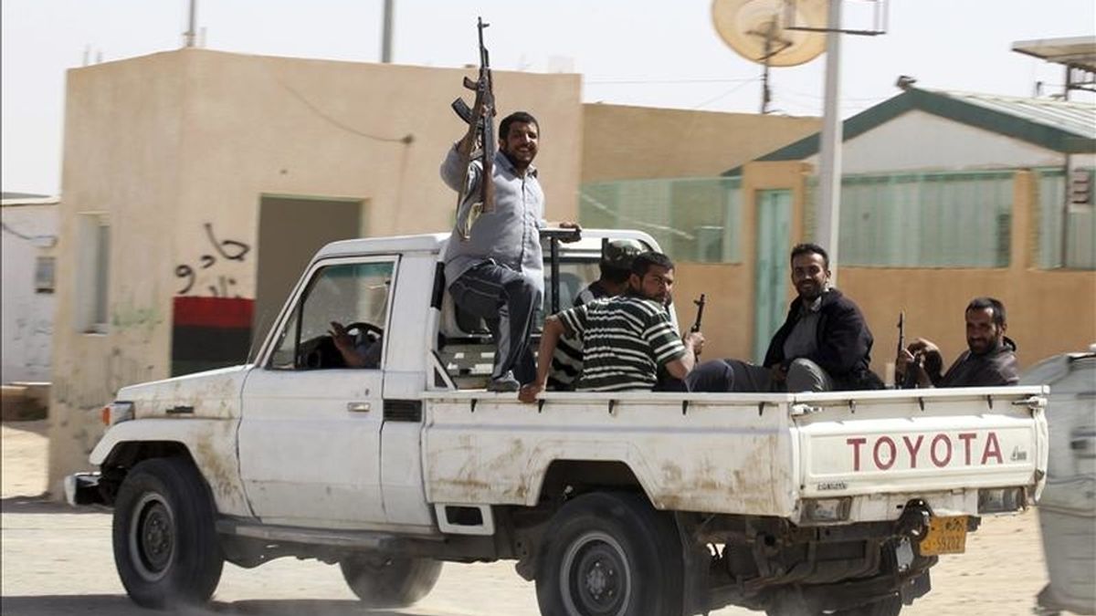 Combatientes rebeldes libios vigilan en la parte libia del paso fronterizo de Wazin, entre Túnez y Libia. EFE