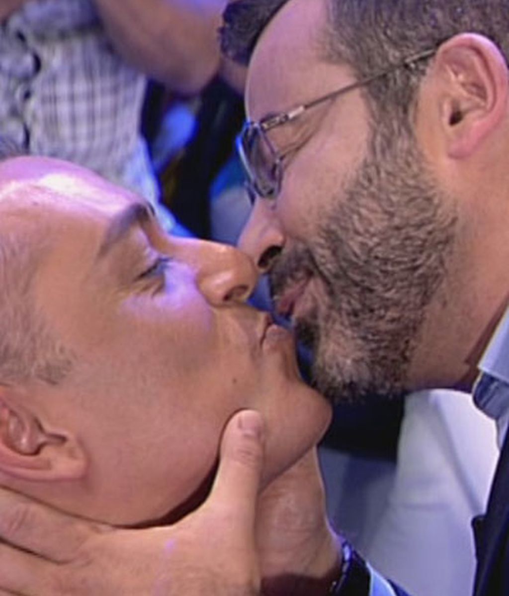 J.J. besa a Kiko Hernández...