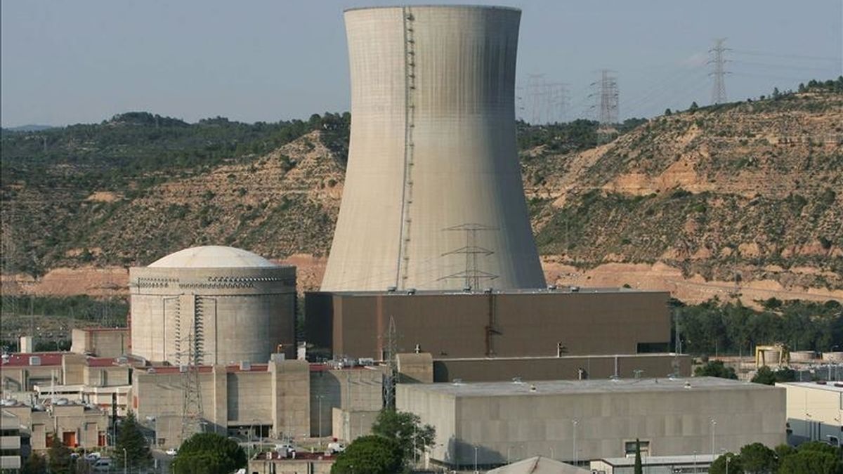 La central nuclear de Ascó (Tarragona) ha comunicado al Consejo de Seguridad Nuclear (CSN) que, a las 16.40 horas de hoy, ha sufrido un "conato de incendio" en un "edificio auxiliar" que ha durado 3 minutos y ya ha sido extinguido. EFE/Archivo