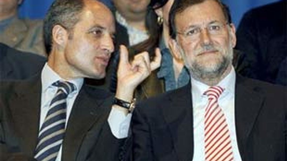 Imagen de archivo del presidente de la Generalitat valenciana, Francisco Camps, y el líder del PP, Mariano Rajoy. Foto: EFE.