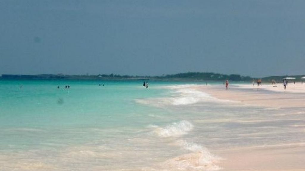 Pink Sand Beach (Bahamas). Una playa de arena rosa