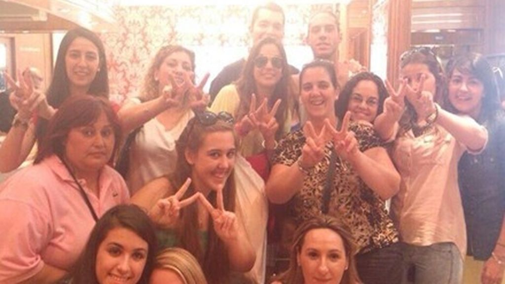 El álbum de los muñecos fuera de la casa